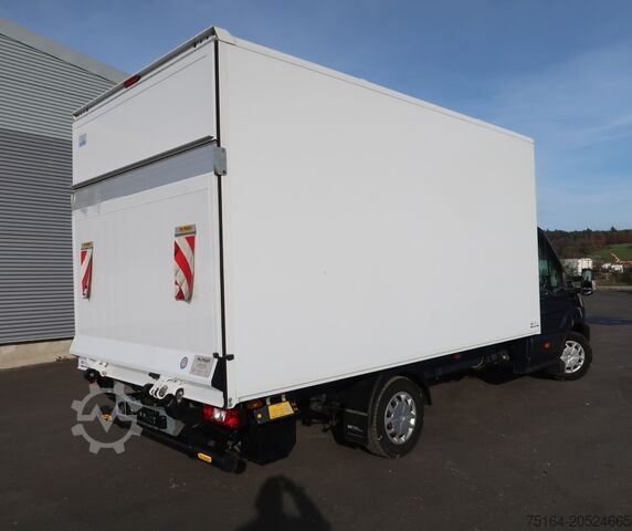 Transporter mit Koffer Ford Transit