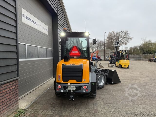GIANT G2700 HD+ with cab mini loader NEW GIANT G2700 HD+ met cabine minishovel NIEUW