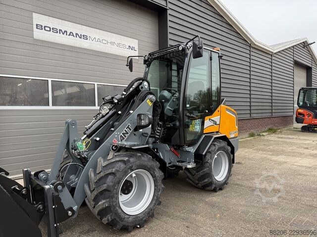 GIANT G2700 HD+ with cab mini loader NEW GIANT G2700 HD+ met cabine minishovel NIEUW