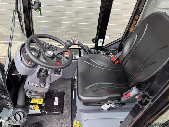 GIANT G2700 HD+ with cab mini loader NEW GIANT G2700 HD+ met cabine minishovel NIEUW