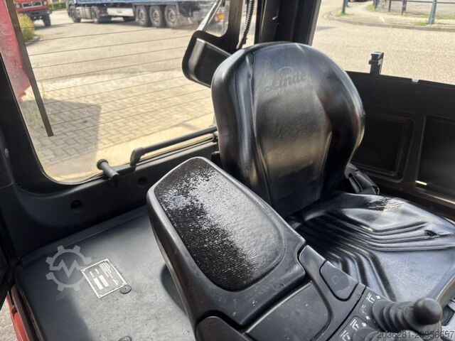 Electric 4-wheel forklift Linde E30L-01