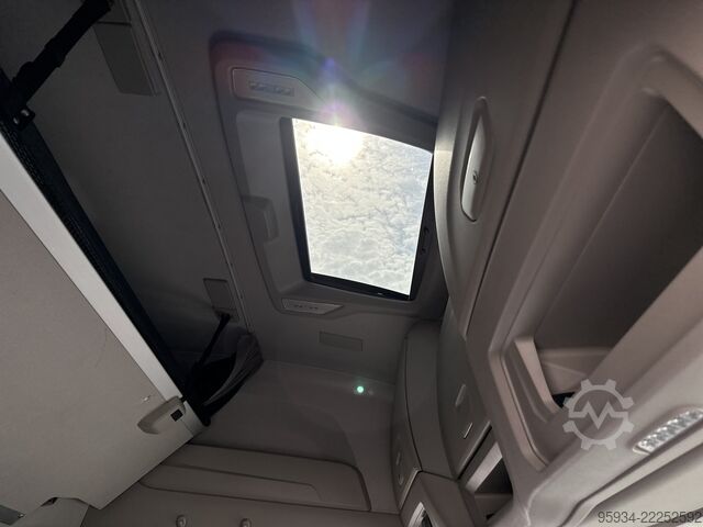 Standard tractor unit Iveco S-WAY 570