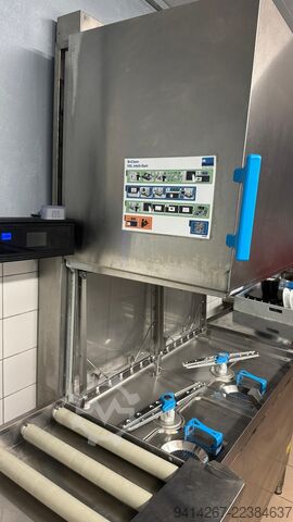 Hood-type dishwasher – only 3,182 operating hours, incl. inlet/outlet table Meiko M-iClean HXL-PW
