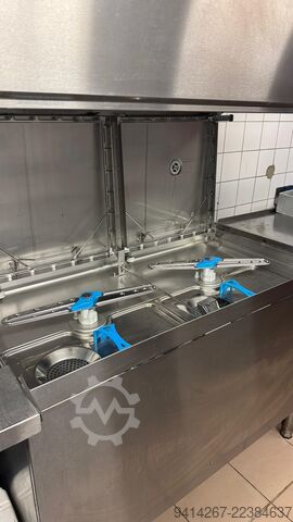 Hood-type dishwasher – only 3,182 operating hours, incl. inlet/outlet table Meiko M-iClean HXL-PW