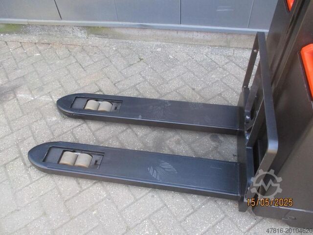 Pallet stacker BT SWE 080L