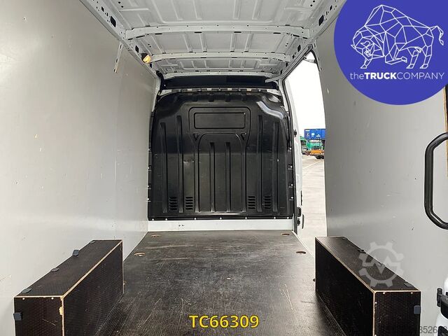 Panel van Nissan Interstar 130.35 L2H2