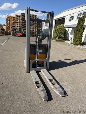 Pallet Stackers Jungheinrich EJC 112 li-ion 2.9m/ cold store