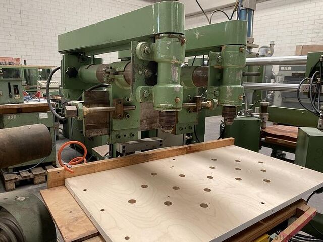 Vertical drilling machine with 2 adjustable spindles  