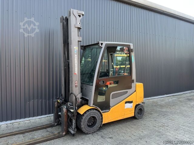Electric 4-wheel forklift Jungheinrich EFGS30