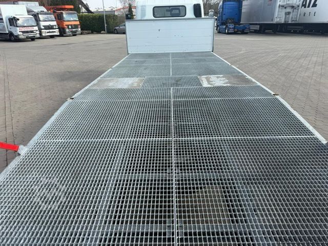 Car carrier van FUSO Canter Maschinentransporter mit Rampen
