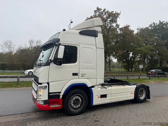 Standard-SZM Volvo FM 370 Globetrotter   Side skirts