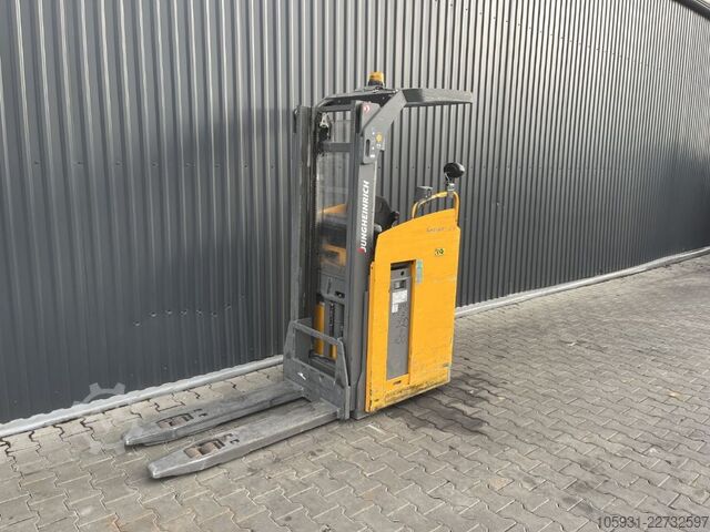 Stacker sit on Jungheinrich ESC214z