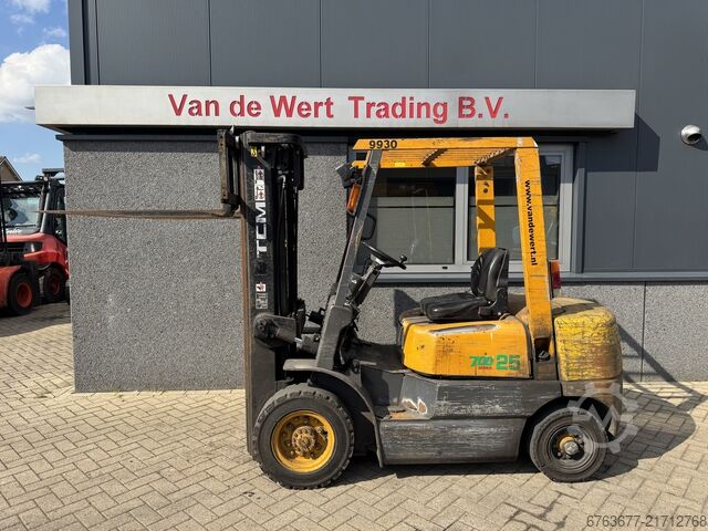 TCM FHD25 Triplex 480 Freihub Isuzu Diesel TCM FHD25 Triplo 480 Freelift Isuzu Diesel