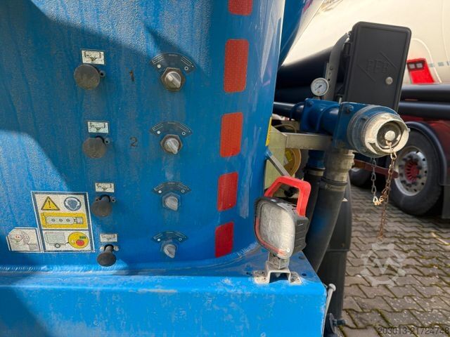 Silo semitrailer FELDBINDER Silo Auflieger 56.000 Liter ADR