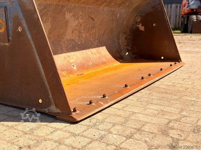 Caterpillar 908M - Quick Coupler / Automatic Greasing / Forks and Bucket Caterpillar 908M - Quick Coupler / Automatic Greasing / For...