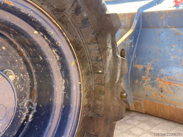 Caterpillar 908M - Quick Coupler / Automatic Greasing / Forks and Bucket Caterpillar 908M - Quick Coupler / Automatic Greasing / For...