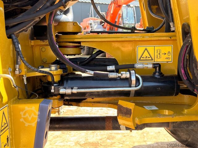 Caterpillar 908M - Quick Coupler / Automatic Greasing / Forks and Bucket Caterpillar 908M - Quick Coupler / Automatic Greasing / For...