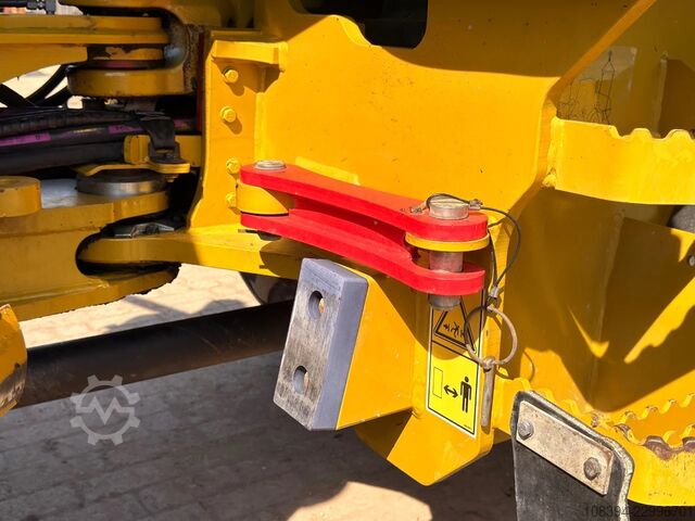 Caterpillar 908M - Quick Coupler / Automatic Greasing / Forks and Bucket Caterpillar 908M - Quick Coupler / Automatic Greasing / For...