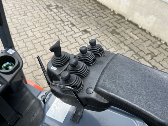 Electric 3-wheel forklift Toyota 8 FBEK 16 T