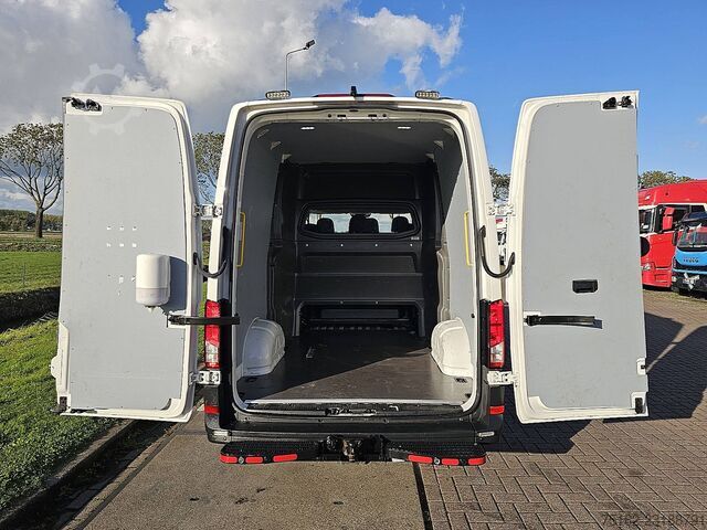 VOLKSWAGEN CRAFTER 35 2.0 L3H3 Dubbele Cabine LED Adaptieve Cruise Camera Euro6 Trekhaak Automaat! VW CRAFTER 35 2.0 L3H3 Dubbele Cabine LED Adaptiev...
