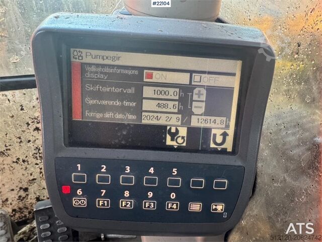 Raupenbagger Hitachi ZX225USRLC-3 crawler excavator with rototilt and 2