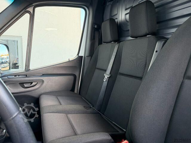 Mercedes-Benz Sprinter 317 CDI with workshop shelving, auxiliary heater and 3.5 t tow hitch Mercedes-Benz Sprinter 317 CDI Werkstatt-Regal Stdheiz AHK3,5t