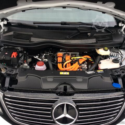 Minibus Mercedes-Benz EQV 300 lang (7 Sitzer) SpurW Sport Navi ACC LM