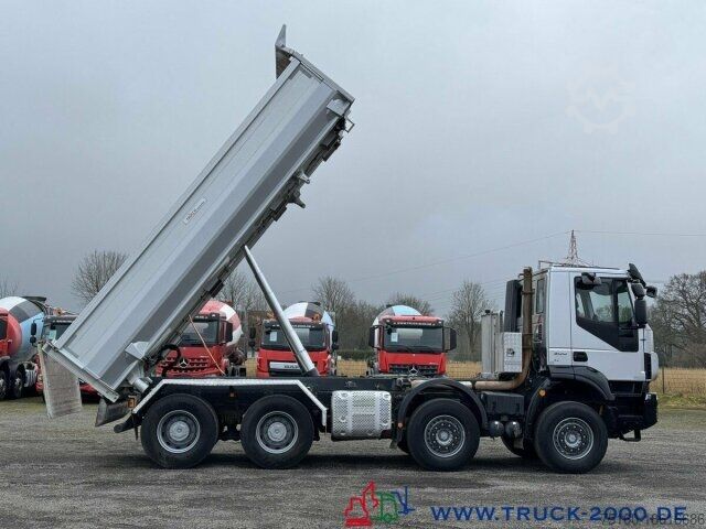 Three-sided tipper truck Iveco 340T50 Trakker 8x4 Bordmatik Links/Rechts/Hinten