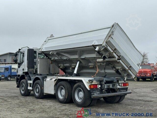 Three-sided tipper truck Iveco 340T50 Trakker 8x4 Bordmatik Links/Rechts/Hinten