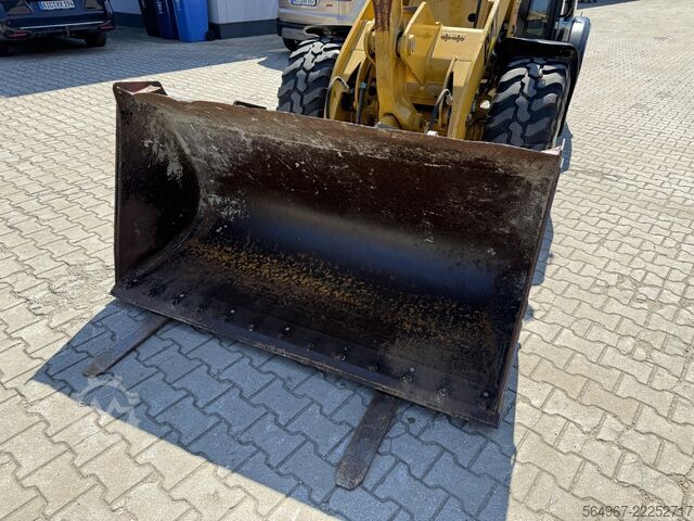 Loader Caterpillar 906M Radlader 55 kW 5600 kg