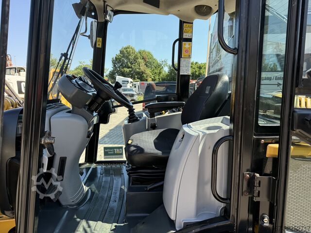 Loader Caterpillar 906M Radlader 55 kW 5600 kg