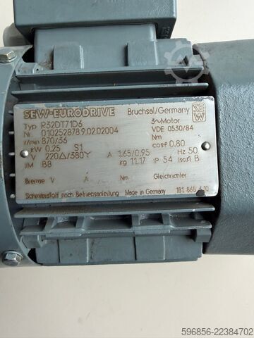  SEW-EURODRIVE R32DT71D6 0,25 kW 36 obr./min 220/380 V SEW-EURODRIVE R32DT71D6 0,25 kW 36 obr./min 220/380 V
