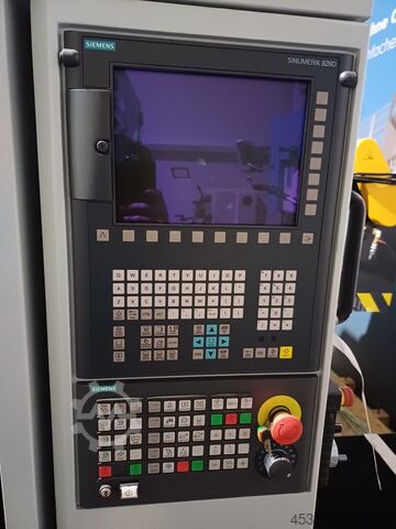 Vertikales Bearbeitungszentrum First MCV 300