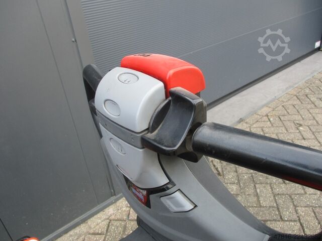 Hochhubwagen BT SWE200D