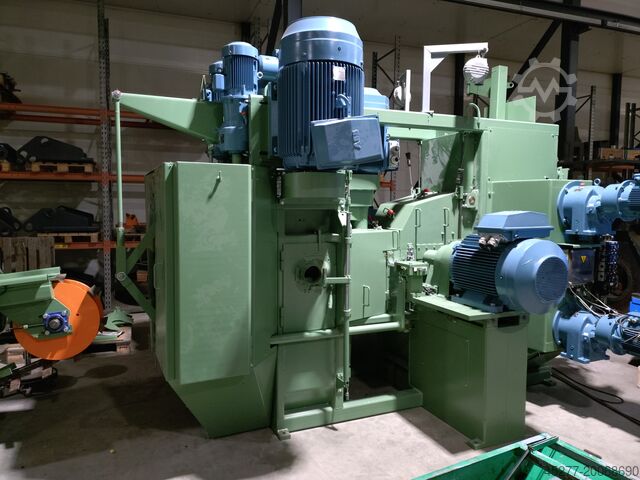 Sawmachine with chipper heads Veisto OY HewSaw R200