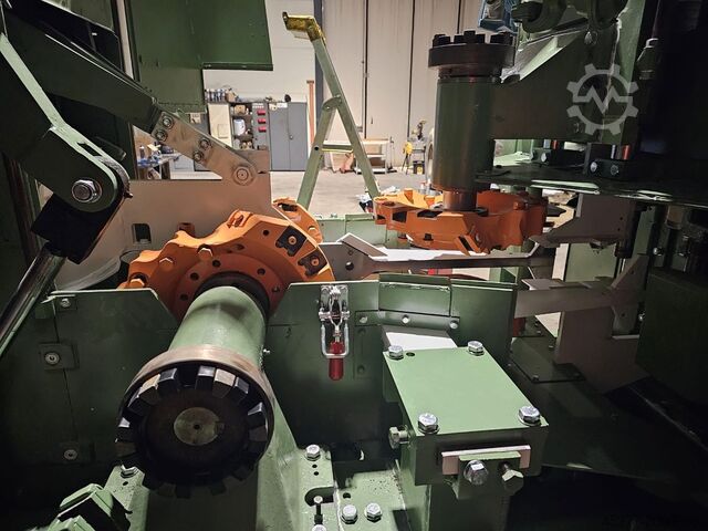 Sawmachine with chipper heads Veisto OY HewSaw R200