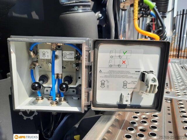 Volumen SZM MERCEDES-BENZ 1853 LS ACTROS L Hubsattelkupplung Leder Alu