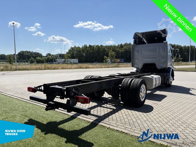 Chassis with cab Volvo FE 320 4x2 Bladvering + Trekhaak