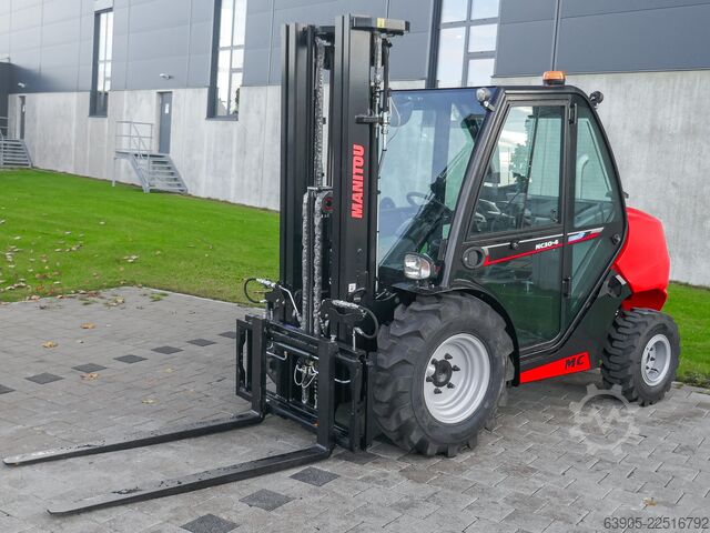 All-terrain forklift Manitou MC 30-4