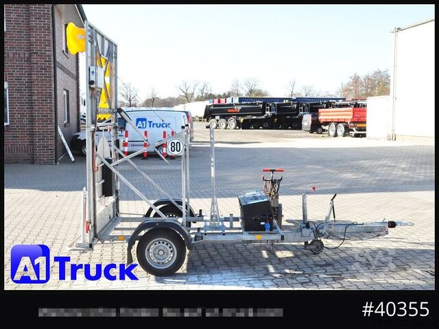 Trailer HUMBAUR Nissen B2/10 Absperrtafel Verkehrsleittafel Warntafel