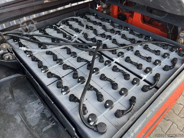 Electric 4-wheel forklift Linde E25L-01