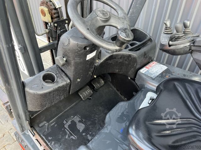 Electric 3-wheel forklift Linde E16L-02
