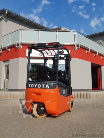 Electric 3-wheel forklift Toyota 7FBEST15