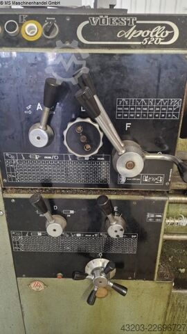 Leit- und Zugspindeldrehmaschine VOEST-ALPINE Apollo 520