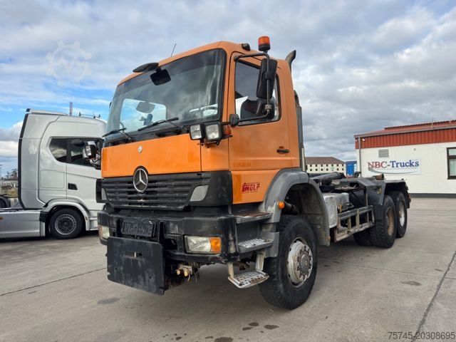 Roll-off tipper truck MERCEDES-BENZ ATEGO 2628 * 6 x 4*LIFTACHSE*KLIMA*WINTER/SCHILD