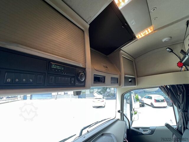 Standard tractor Volvo FH 460 GLOBETROTTER / VEB+ / AIRCO / STANDKACHEL/