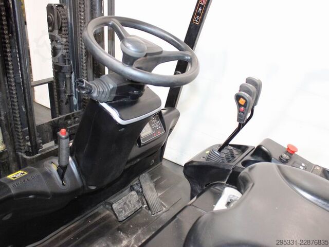 Electric 4-wheel forklift Hyundai 16 B-9