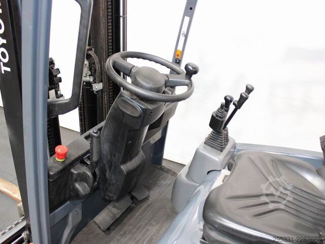 Electric 3-wheel forklift Toyota 7 FBEST 13