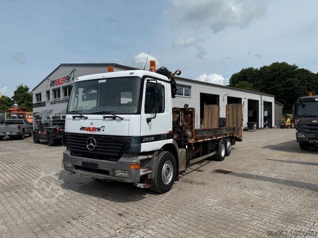 Wrecker MERCEDES-BENZ 2535 Actros MP1 Baumaschinentrans. KRAN + RAMPE