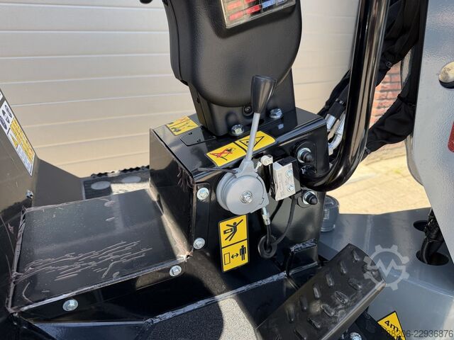 Giant G2300 HD mini loader NEW with pro-inching GIANT G2300 HD minishovel NIEUW pro-inching